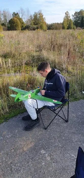 Pilots vada modeli laukā
