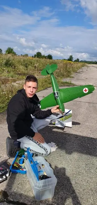 Pulciņa dalībnieks ar zaļu modeli